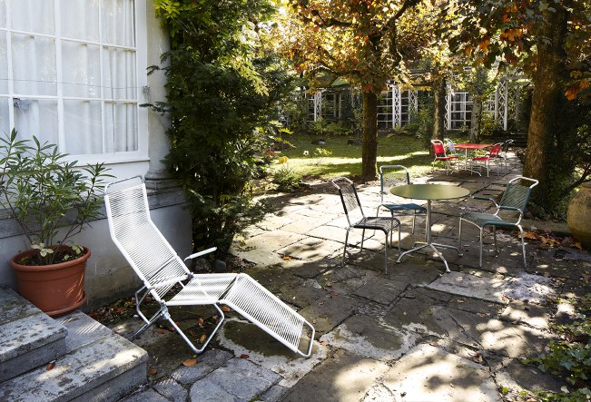 Altorfer Sessel Outdoor Embru, lichtgrün (RAL 6027), im Garten. Gartenmöbel und Liegestuhl für Terrasse.