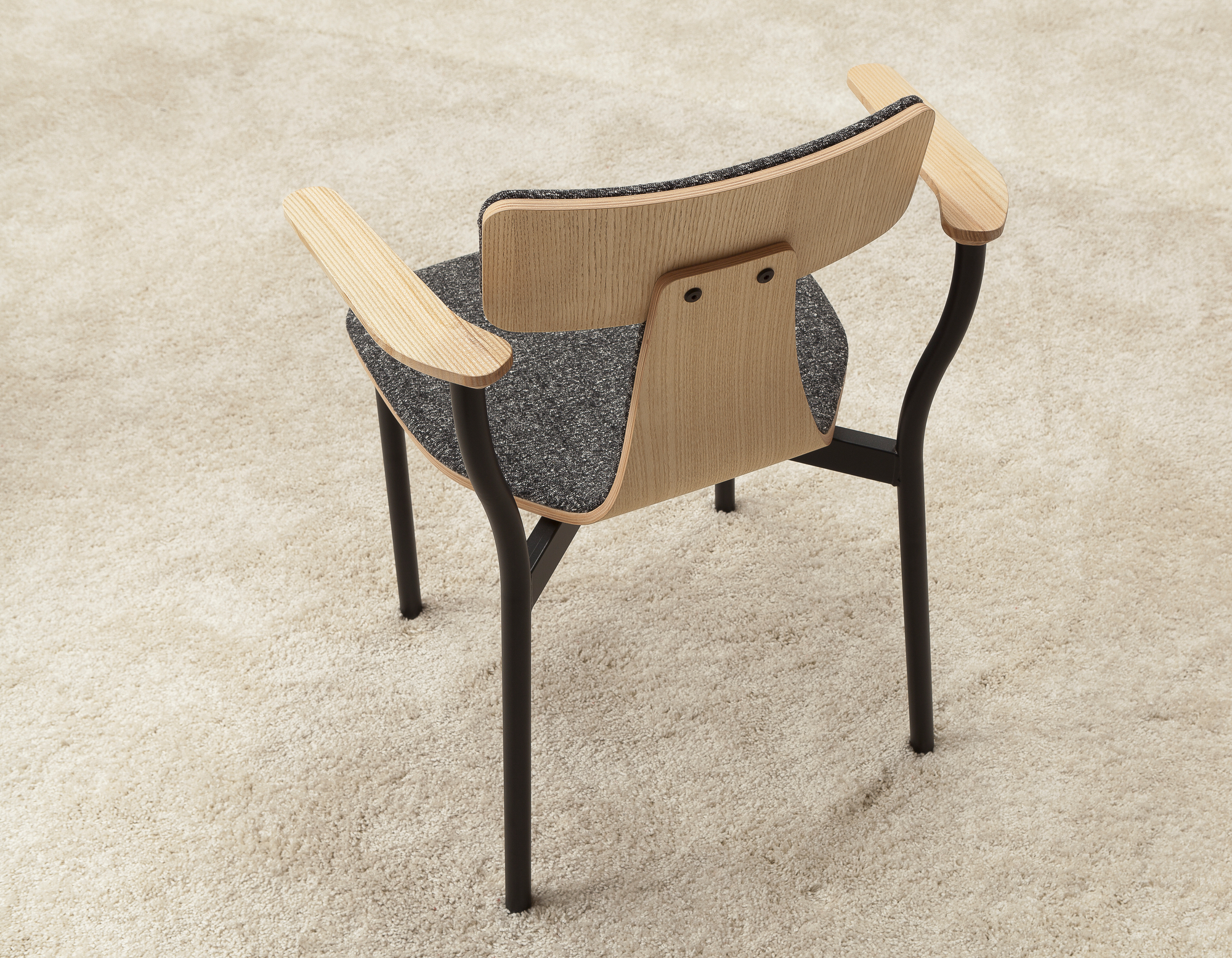 Silla Stuhl mit Armlehne von Sancal, Metallgestell, Holzlehne und grauer Sitzfläche.