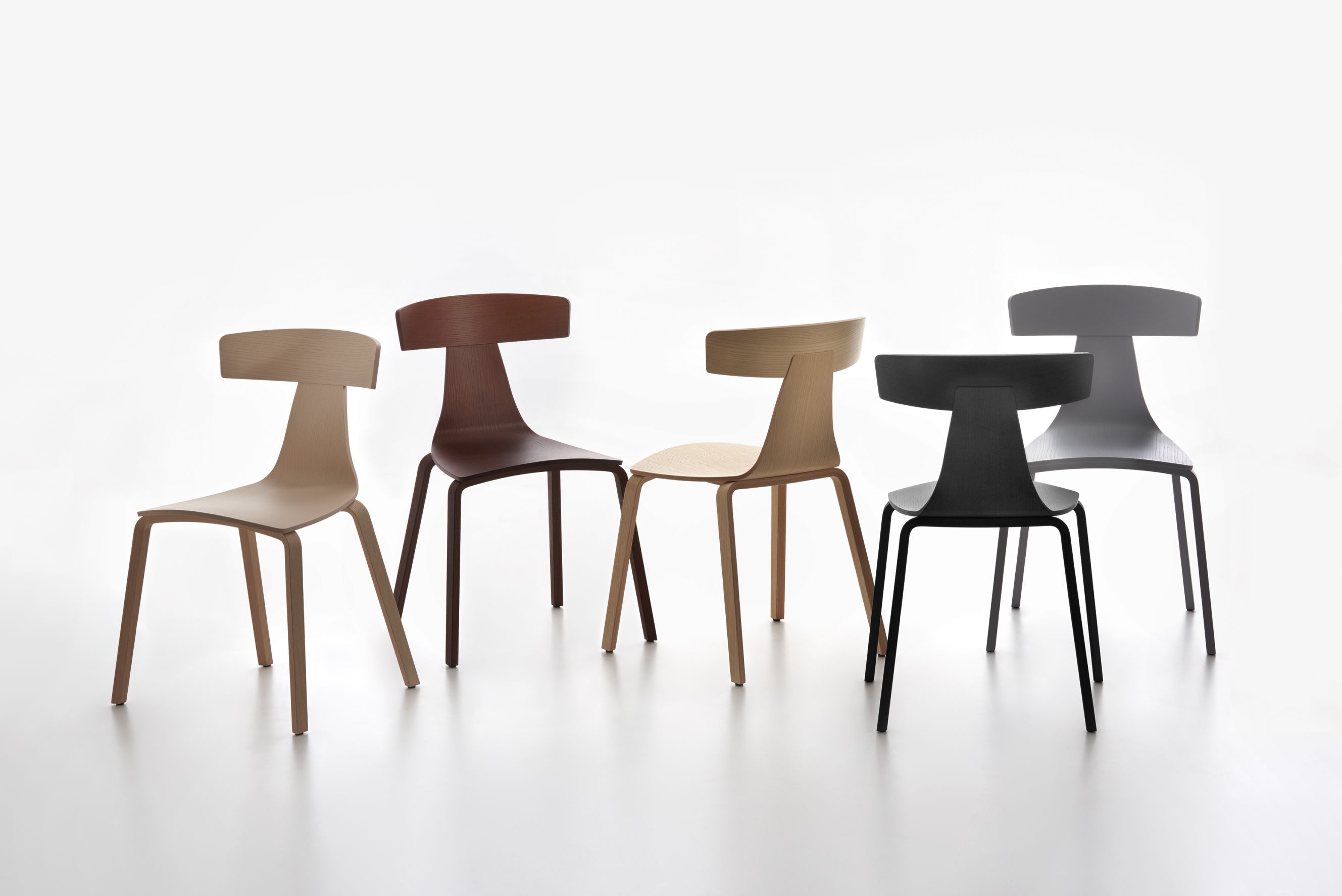 Reihe von Holzstühlen, darunter ein schwarzer Remo Holzstuhl aus Esche, modernes Möbeldesign.