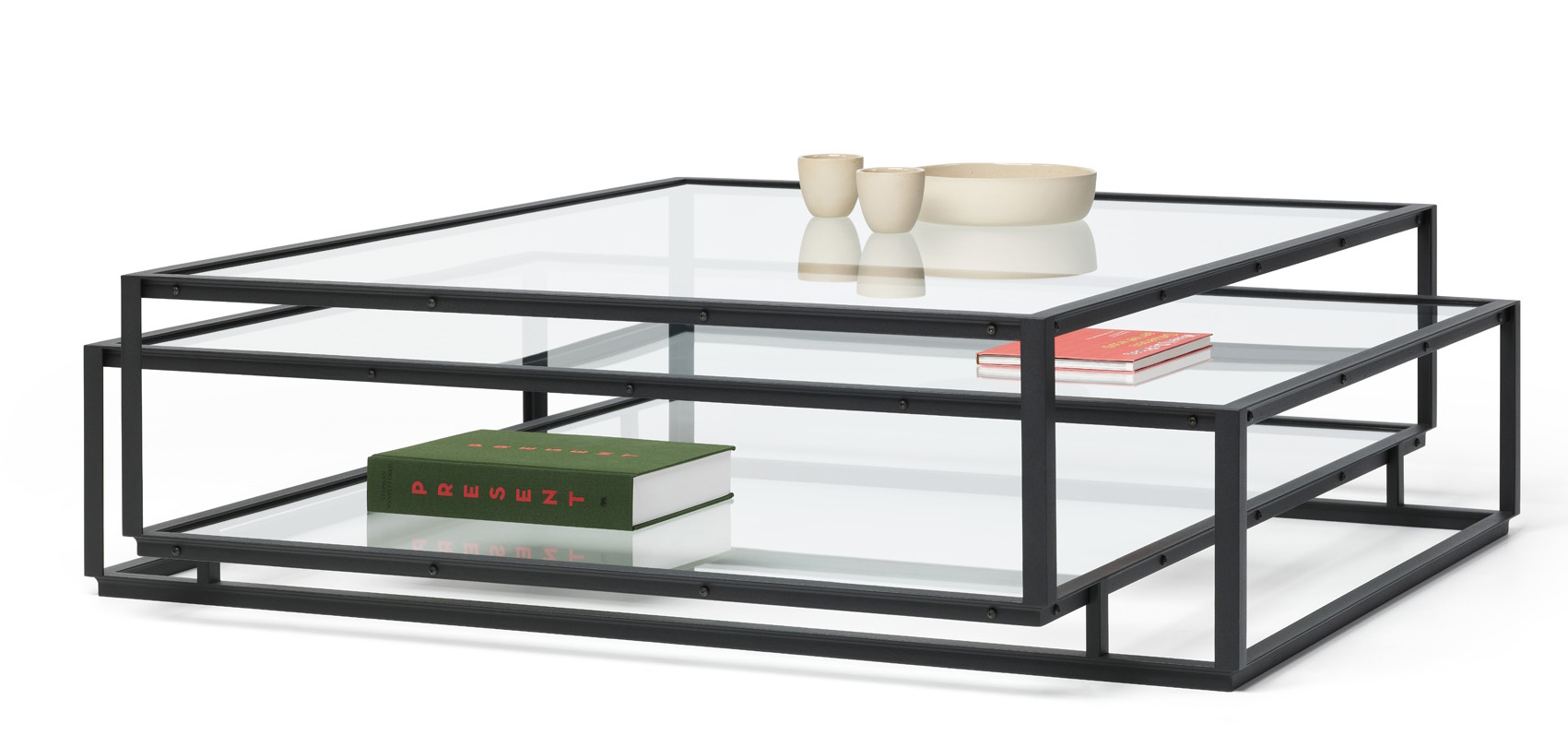 Tangled Square Couchtisch Spectrum mit Glasplatten und schwarzem Metallrahmen, dekoriert mit Büchern und Keramik.