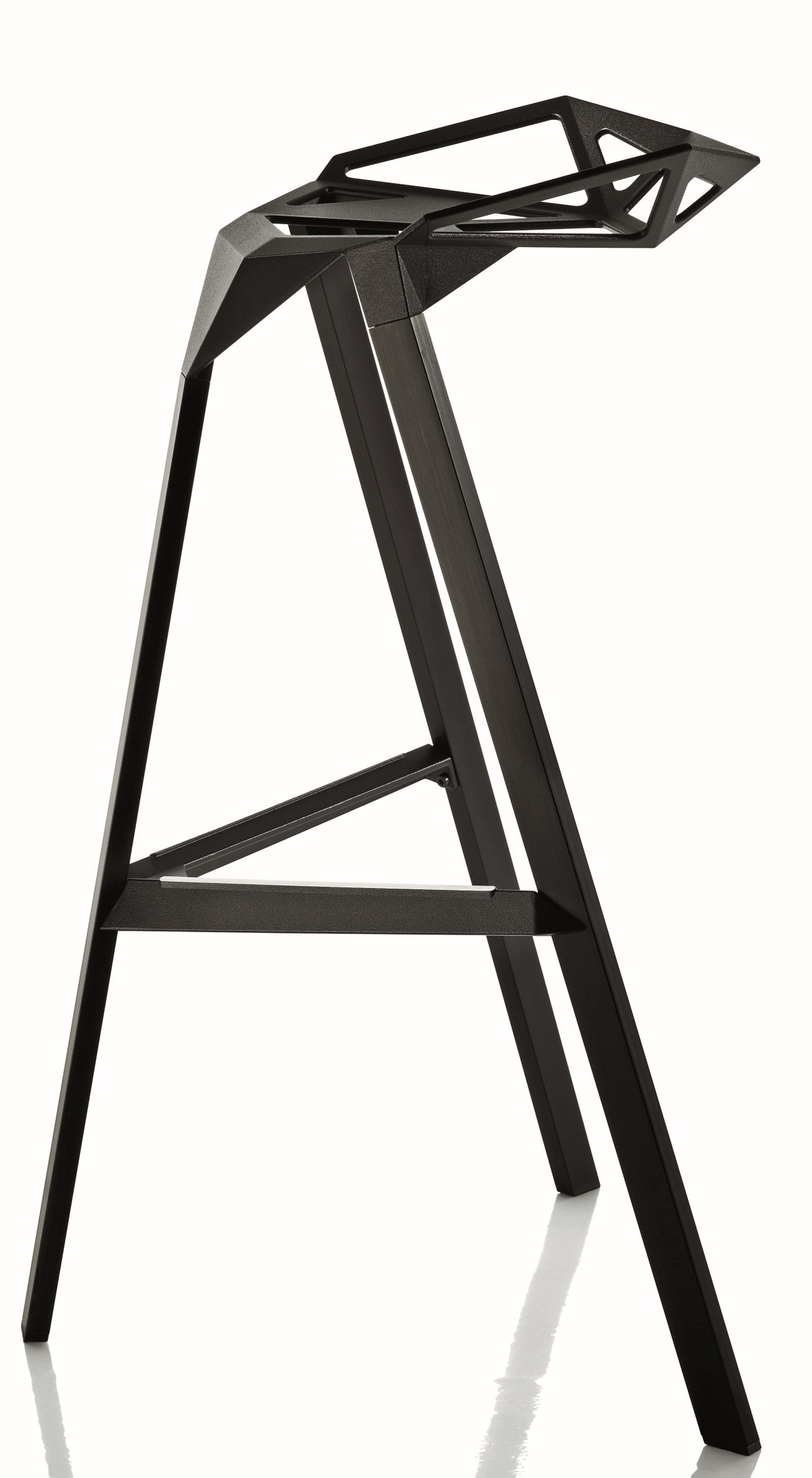 Detailaufnahme des schwarzen Stool One Barhockers von Magis mit geometrischem Design.