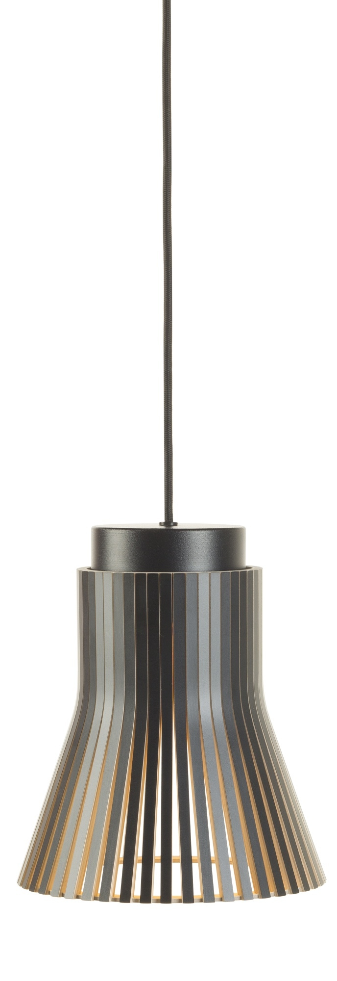Schwarze Secto Design Petite 4600 Pendelleuchte aus Holzlamellen, modernes skandinavisches Design für Wohnraumbeleuchtung.