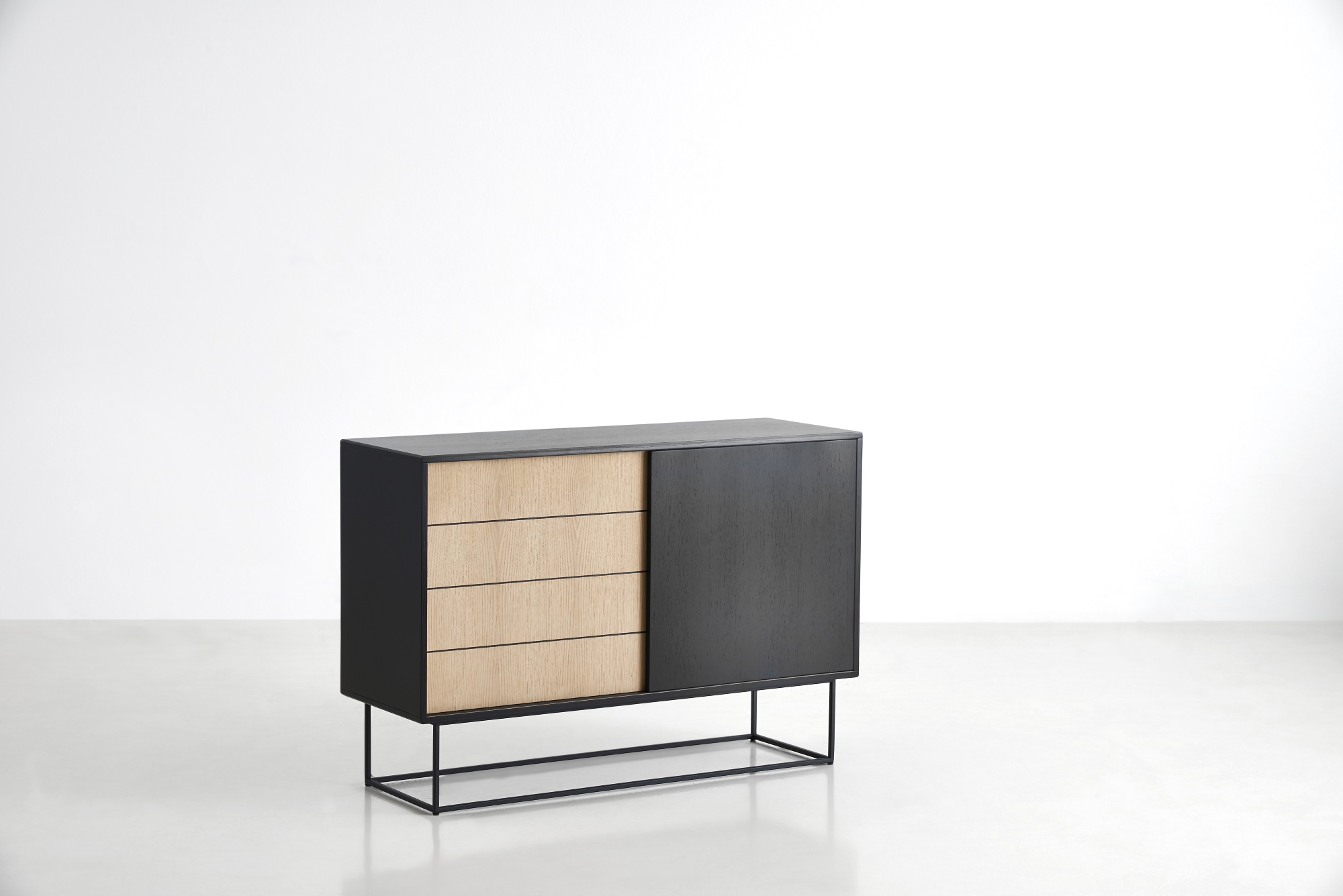 Virka Sideboard hoch von Woud, modernes Sideboard mit Schiebetür und drei Schubladen aus Eiche.