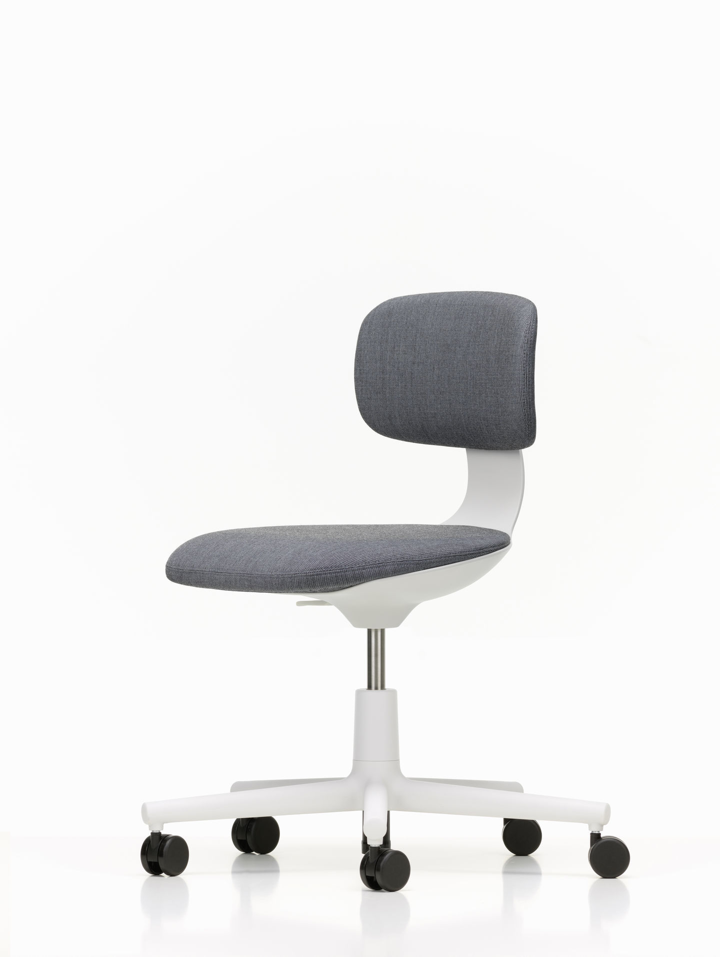 Vitra Rookie Bürodrehstuhl mit schwarzem Plano Bezug, weißem Gestell und Rollen. Ergonomischer Arbeitsstuhl.
