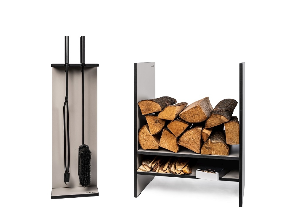 EVO Kaminbesteck Taupe mit Holzregal, gefüllt mit Brennholz. Modernes Kaminzubehör für gemütliche Kaminabende.