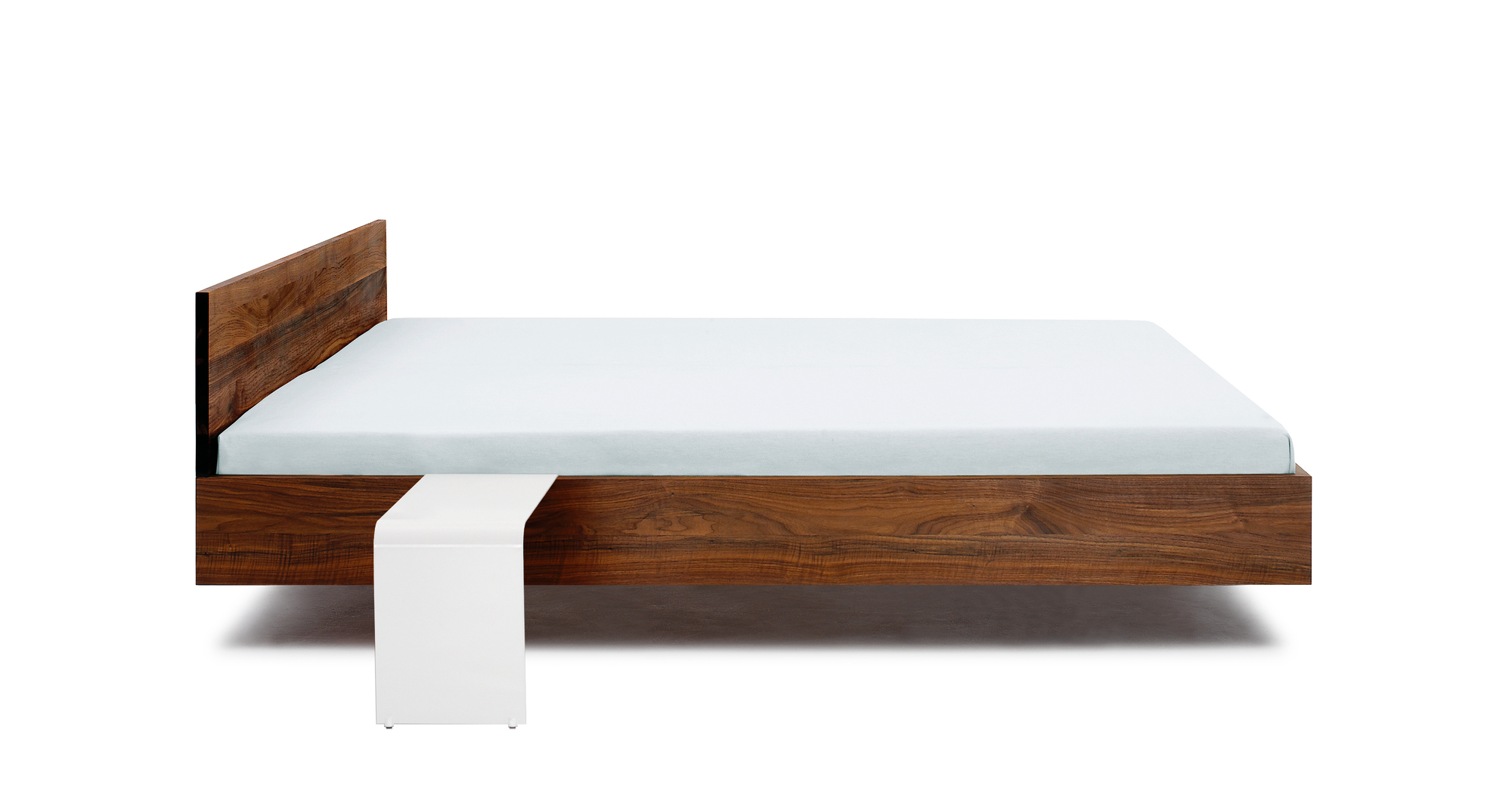 Simple HI Holzbett aus Amerikanischem Nussbaum mit weißem Nachttisch, modernes Schlafzimmer Design.