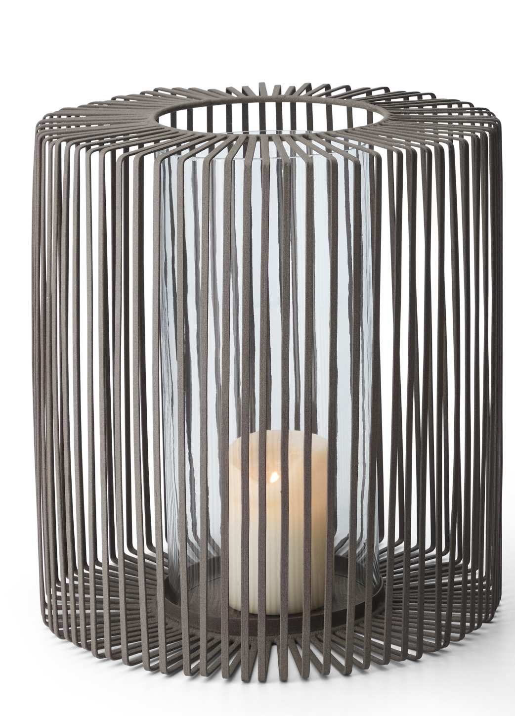 Oslo Windlicht von Philippi: Hohes Windlicht mit Metallgestell und Glaszylinder, darin eine brennende Kerze.