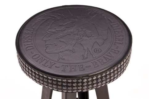 Schwarzer Bar Stud Hocker von Diesel Living by Moroso mit Nieten und Logo.