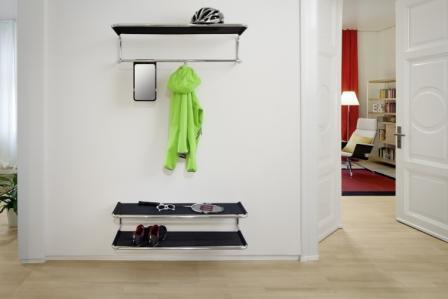 Schuhboard oder Wandablage von Thonet mit zwei Ablageflächen und Kleiderstange im Flur.