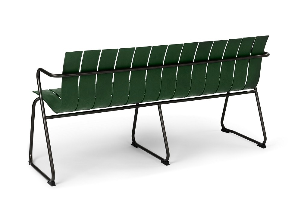 Grüne Ocean Bench Outdoor Bank von Mater OC2, Rückansicht mit schwarzem Metallgestell. Gartenmöbel für den Außenbereich.