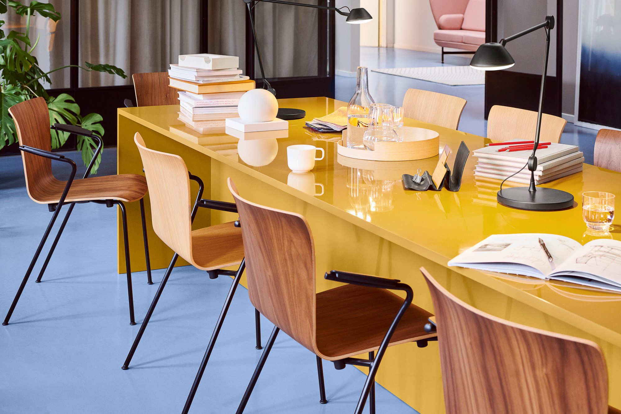 Vico Duo Stühle von Fritz Hansen um einen gelben Tisch in einem modernen Büro.