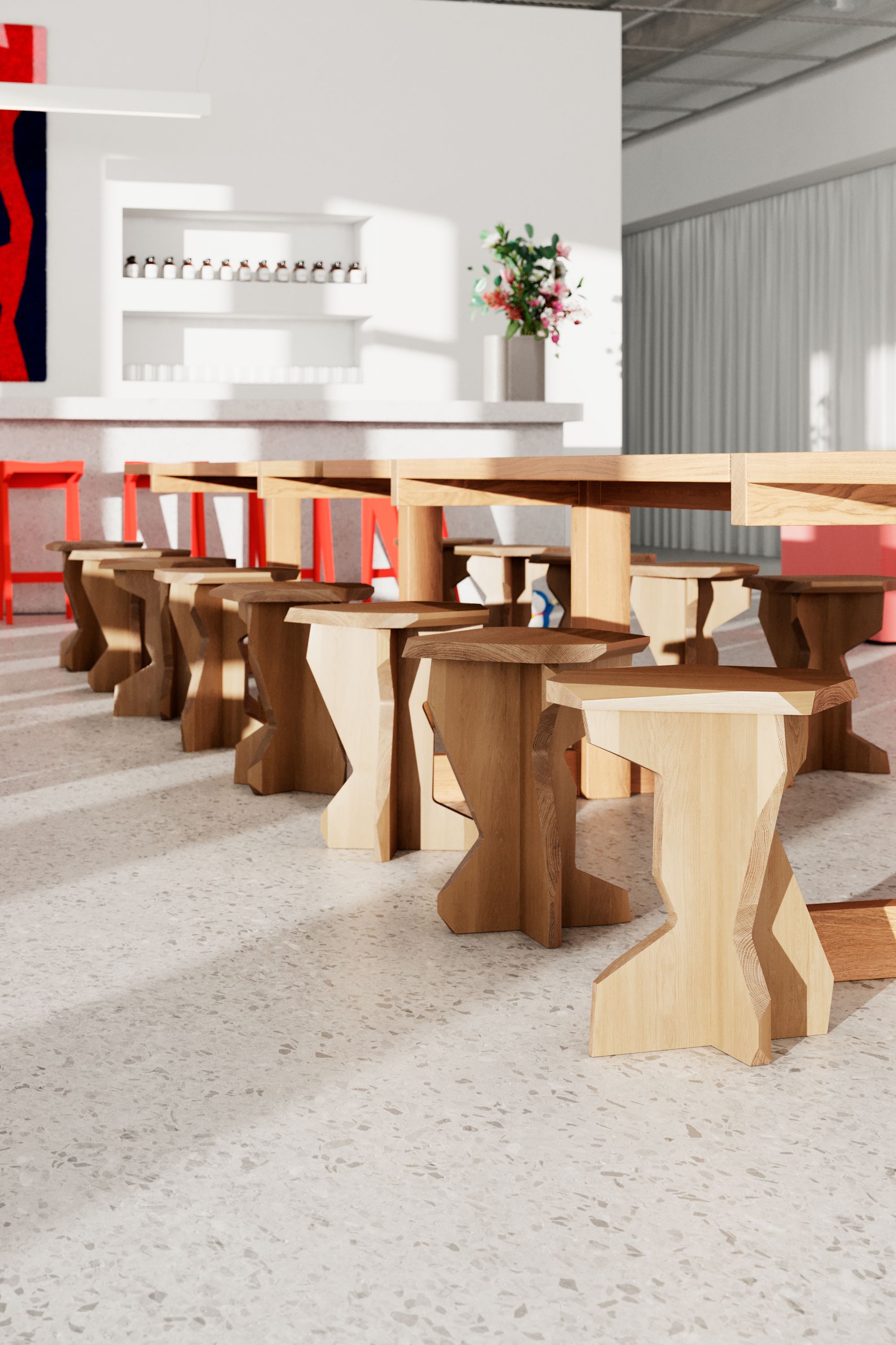 Reihe von FELS Hockern aus Esche in hellem Raum mit Terrazzoboden und Holztisch.