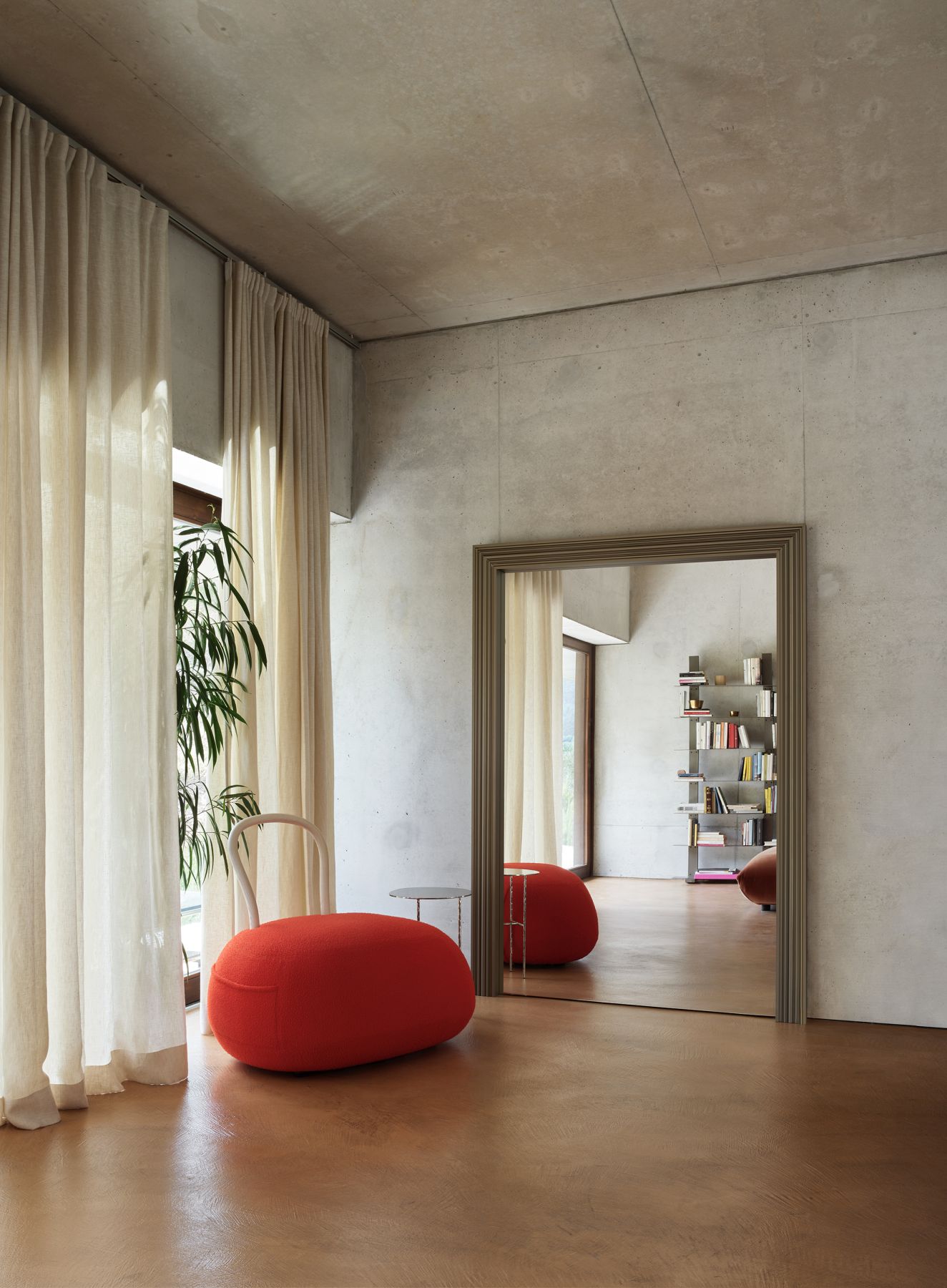 Roter Yum Yum Sessel von Opinion Ciatti in modernem Wohnzimmer mit Spiegel und Vorhängen.