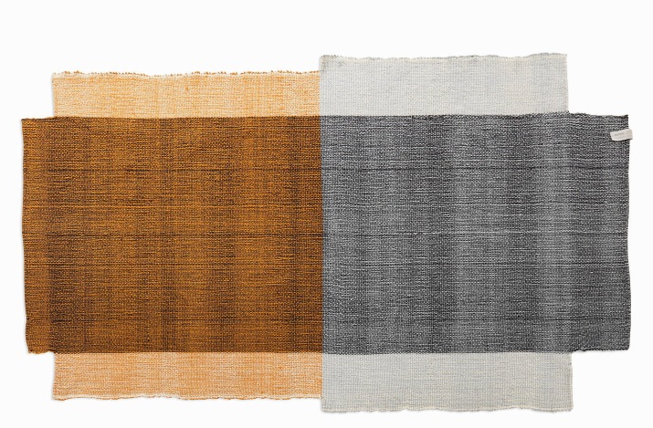 Nobsa Teppich: Kleiner, handgewebter Teppich in Verkehrsgrau, Ocker und Creme. Moderner Bodenteppich für Wohnzimmer und Schlafzimmer.