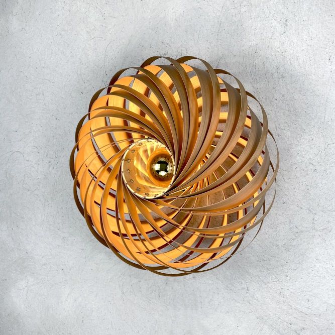 Veneria Wandleuchte aus Kirschbaumholz, spiralförmiges Design, indirekte Beleuchtung für stimmungsvolles Licht im Wohnraum.