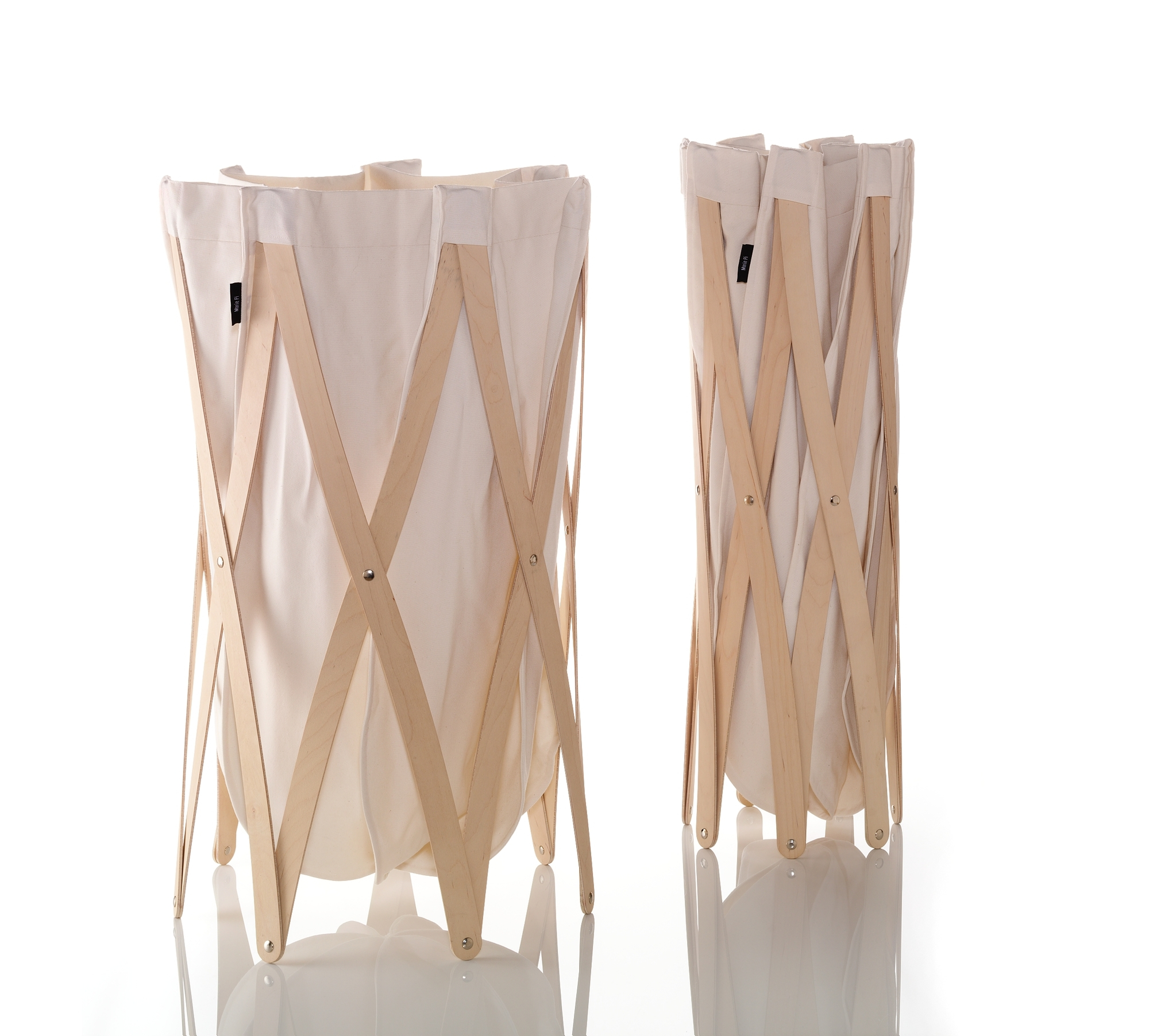 Marie Pi Wäschekorb: Beige Stoffkorb mit Holzgestell, offen und zusammengeklappt dargestellt.