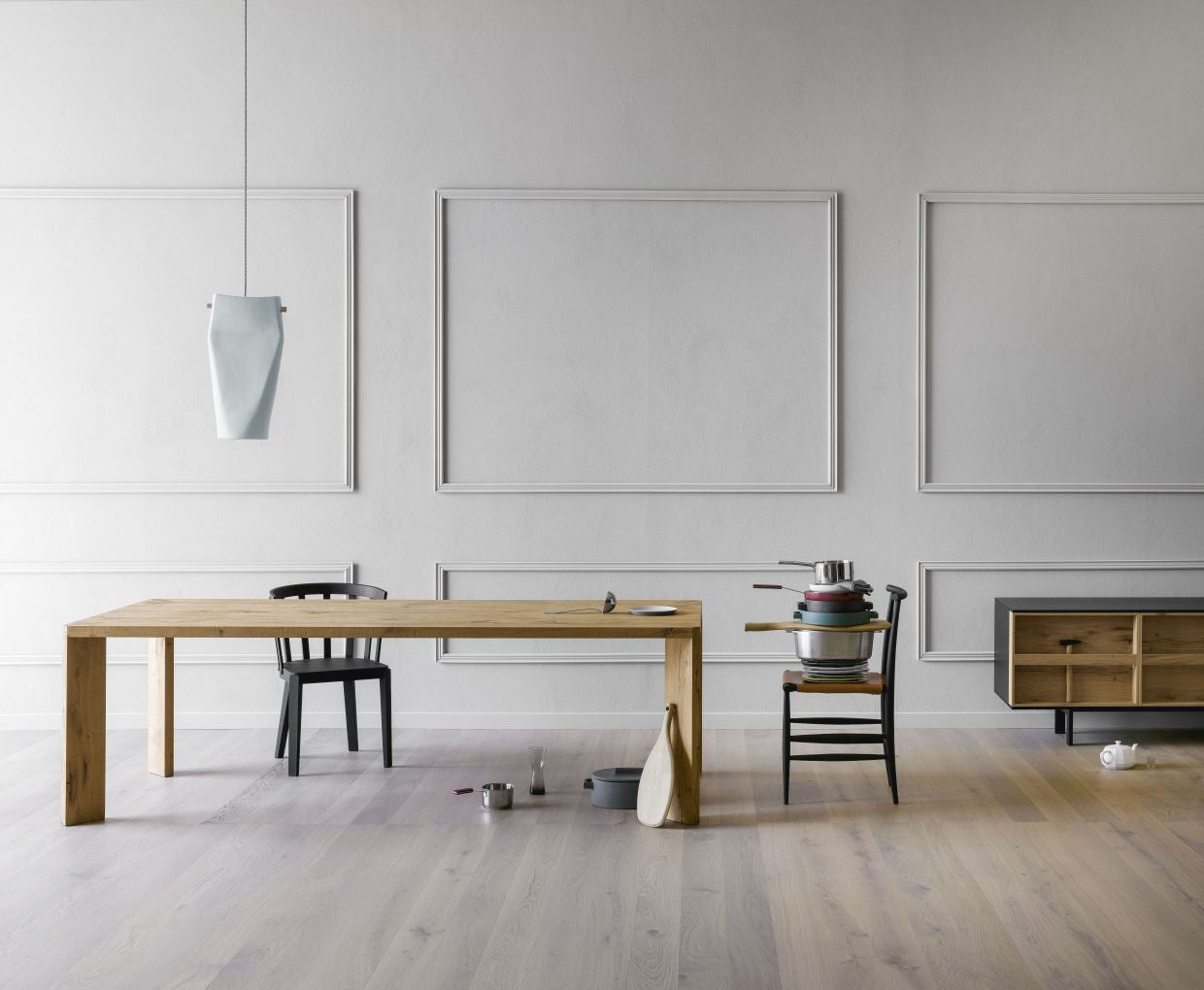 Manero Esstisch von Miniforms, 300 cm breit, aus hellem Holz in modernem Esszimmer.