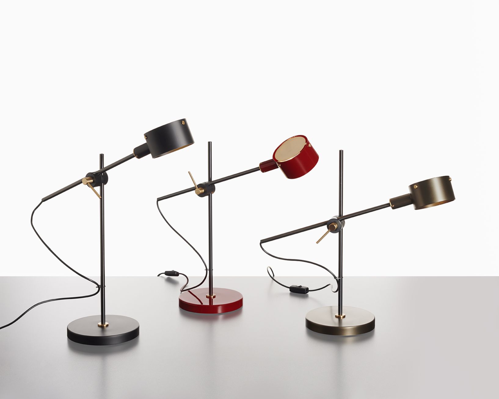 Drei G.O. 252 Tischleuchten von Oluce in Schwarz, Rot und Bronze. Designleuchten für den Schreibtisch.