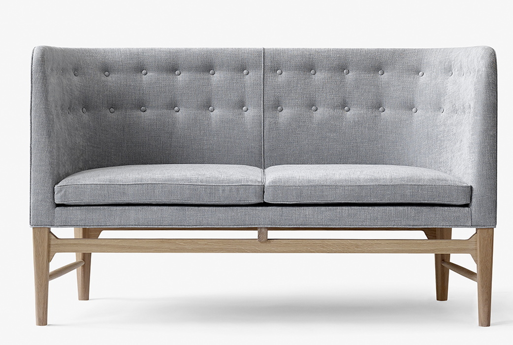 Graues Mayor 2-Sitzer Sofa von AndTradition mit Knopfleiste und hellem Holzgestell. Bequemes, modernes Sofa.