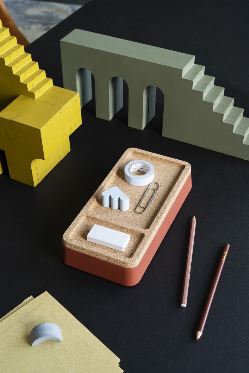 Muuto Arrange Desktop Organizer Konfiguration 1: Schreibtisch-Organizer mit Büroartikeln und dekorativen Elementen.
