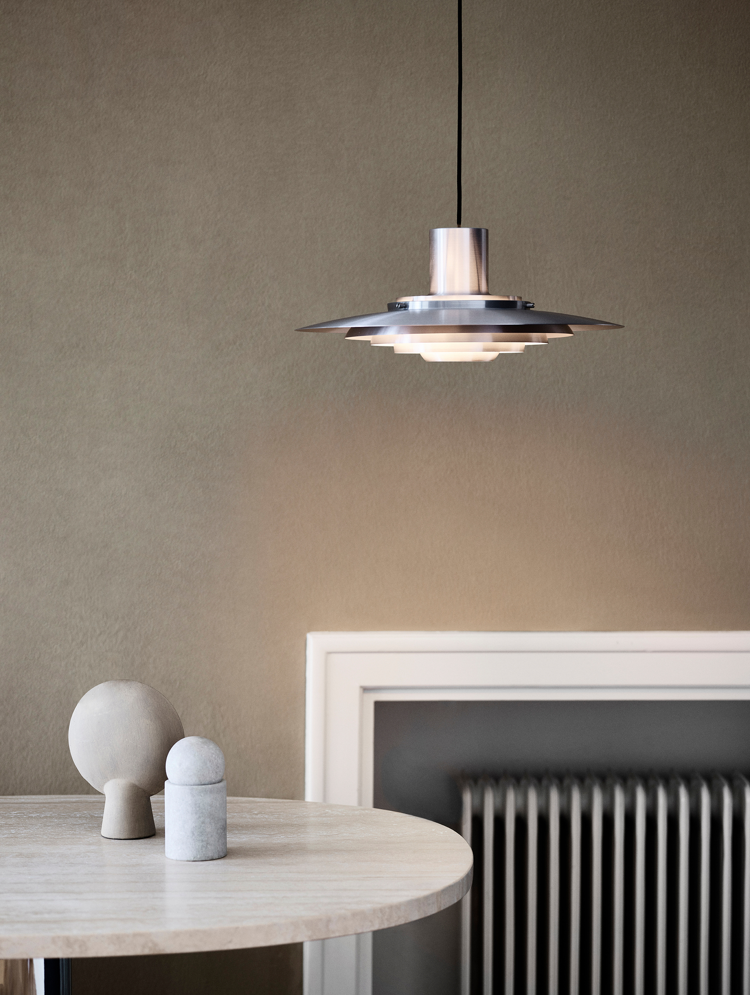 AndTradition P376 Pendelleuchte KF1 aus Aluminium, moderne Hängelampe für stilvolle Innenraumbeleuchtung.