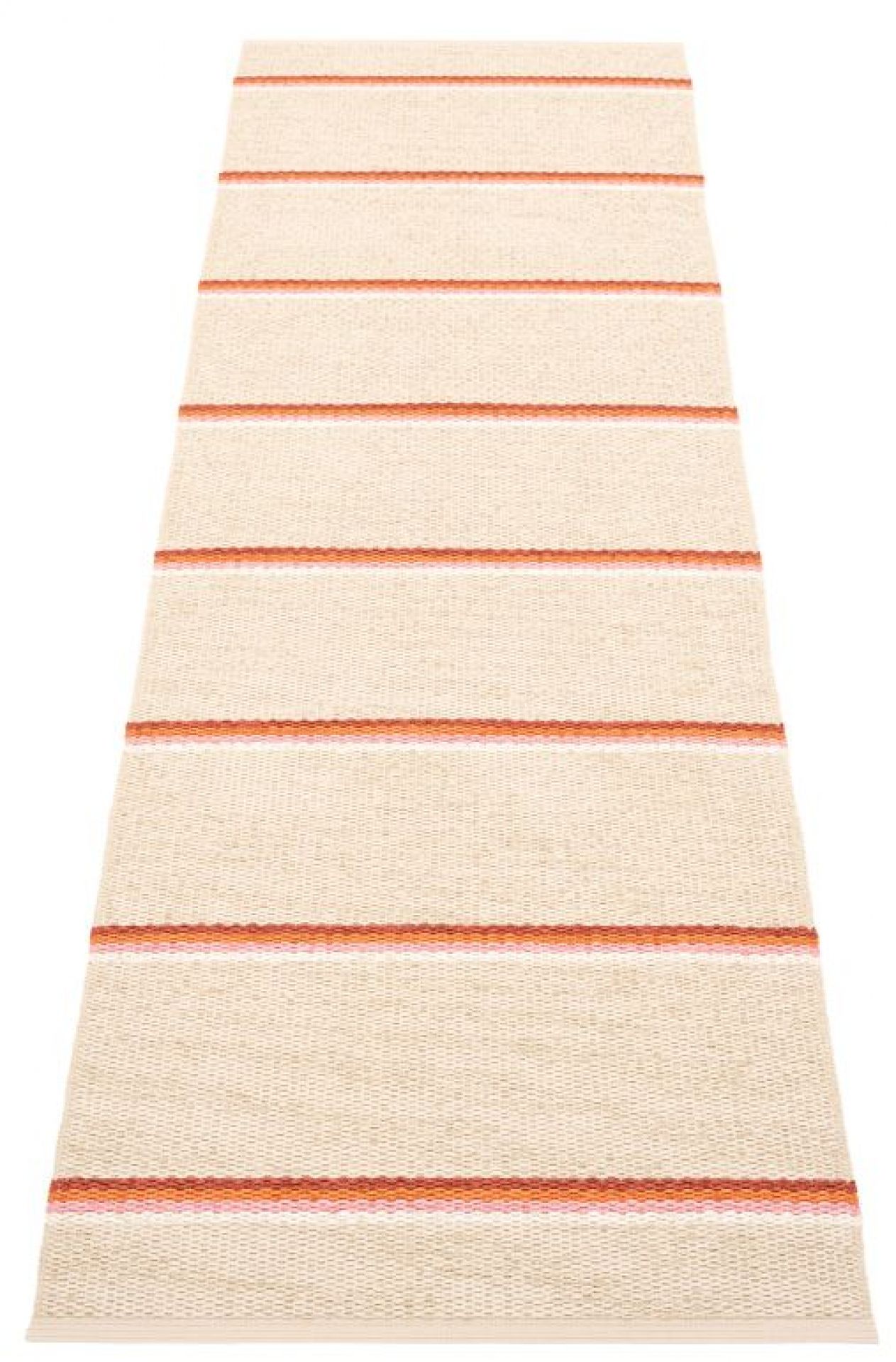 Olle Kunststoffteppich in Beige mit Ziegelroten Streifen, 70x240 cm, von Pappelina. Robuster Teppich für Innenräume.
