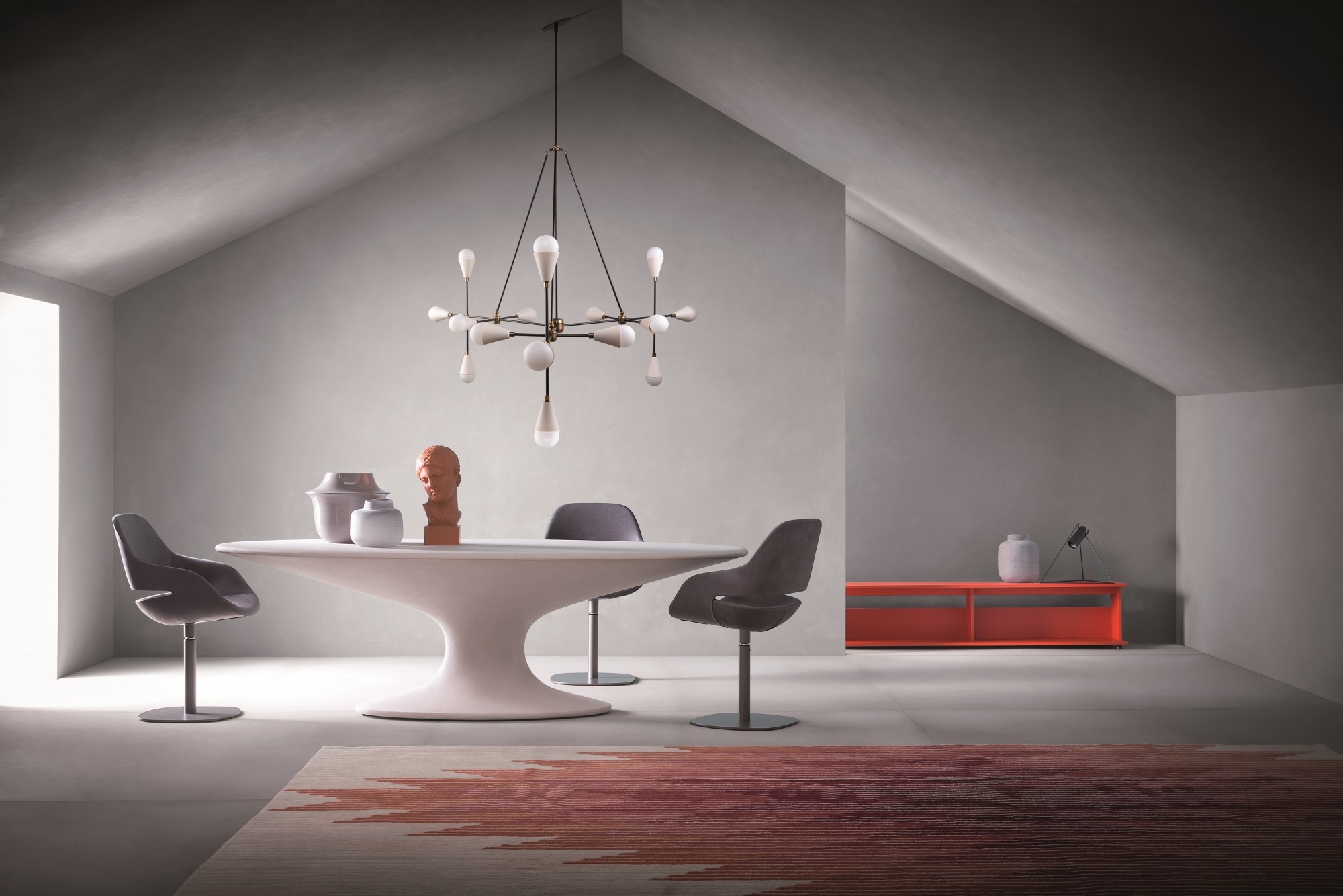 Fenice Tisch von Zanotta, runder Esstisch in modernem Interieur mit Stühlen und Teppich.