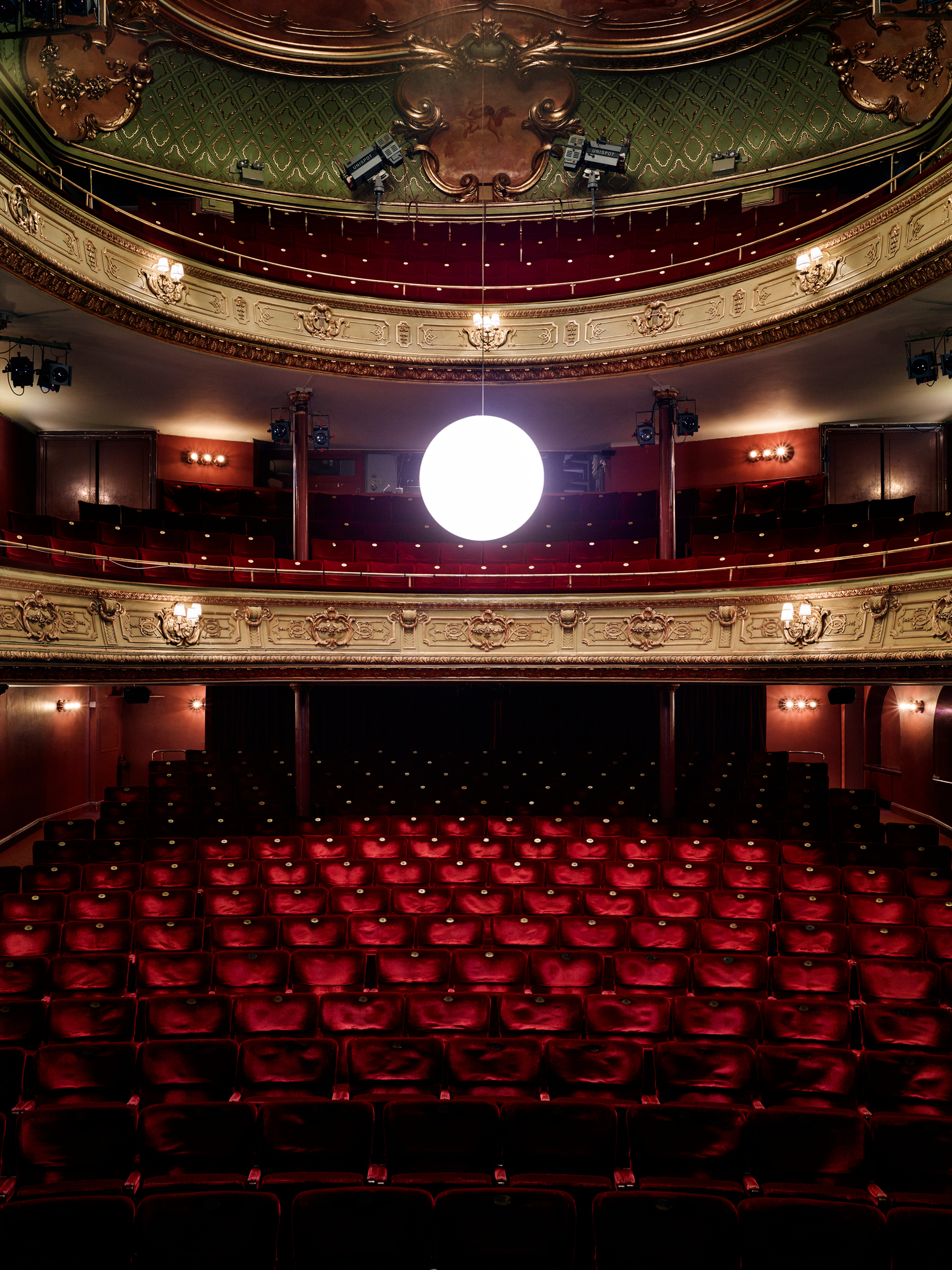 Große, runde Luna Lamp Pendelleuchte von Design House Stockholm, schwebend in einem eleganten Raum.