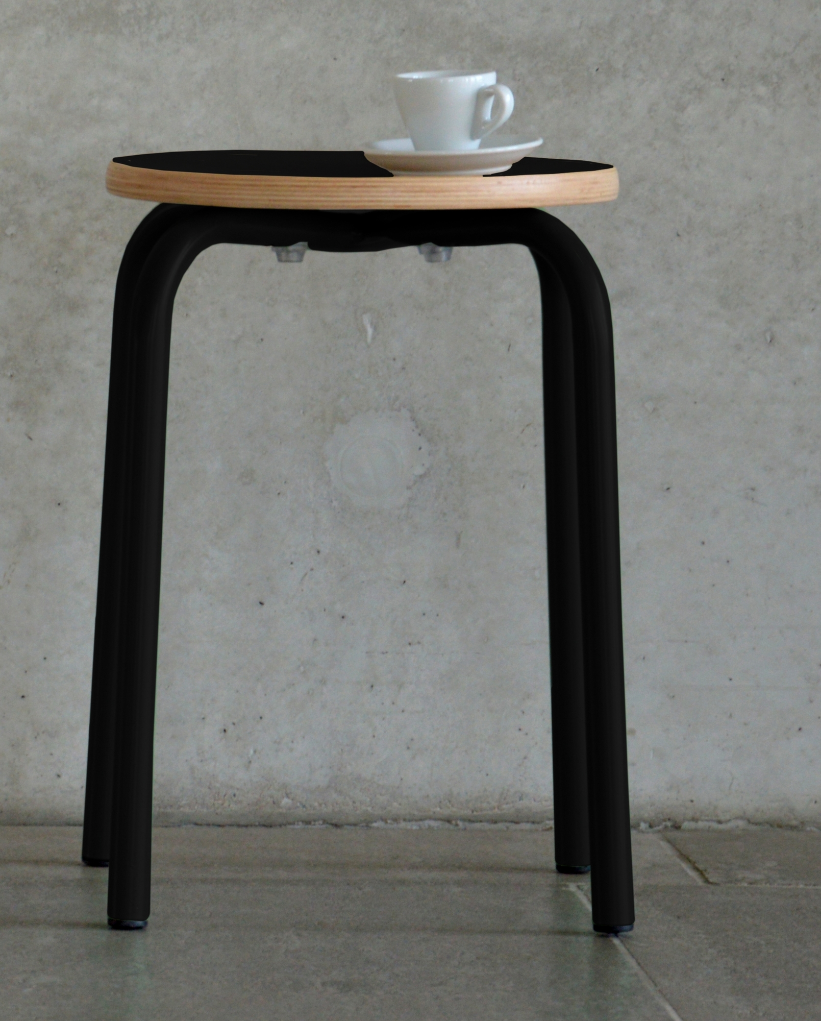 Schwarzer Paris Hocker von Jan Kurtz mit Holzsitz und einer Tasse Kaffee.