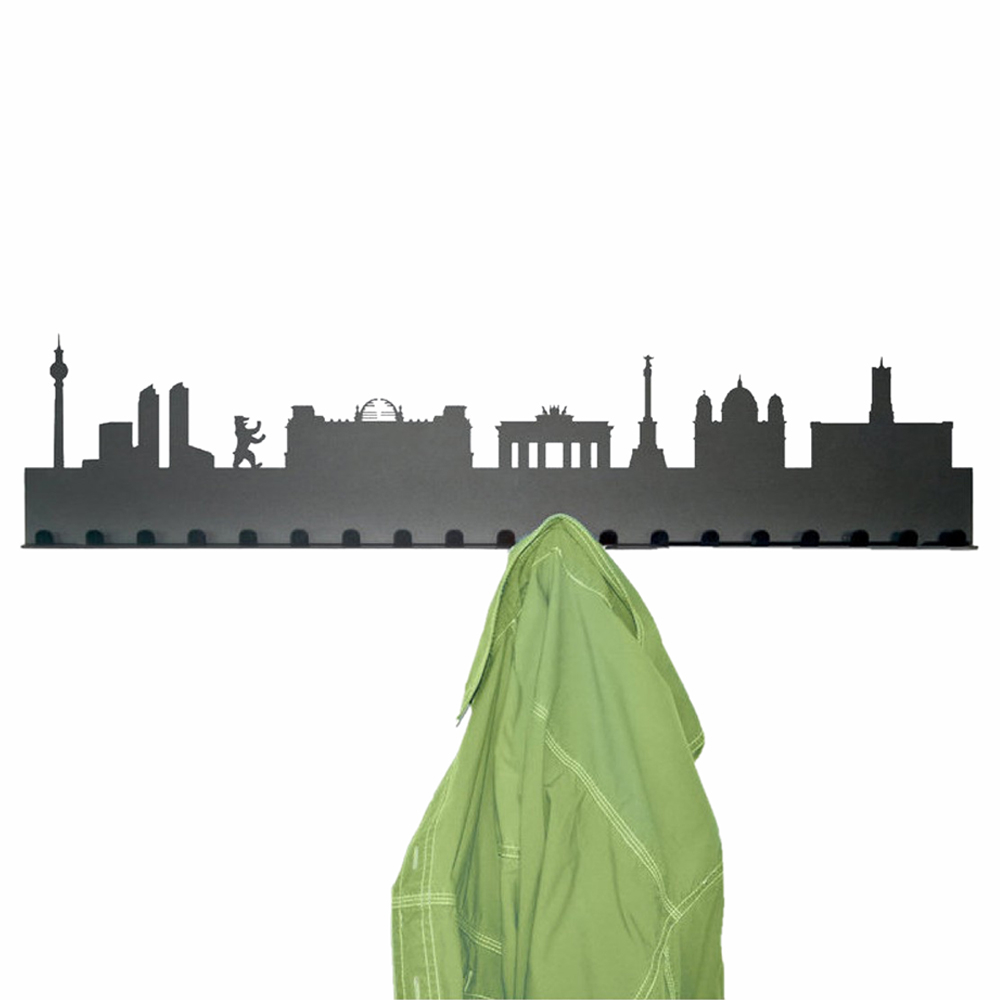 Radius Städtegarderobe: Schwarze Wandgarderobe mit Berlin Skyline und grüner Jacke. Design Garderobe für Flur.
