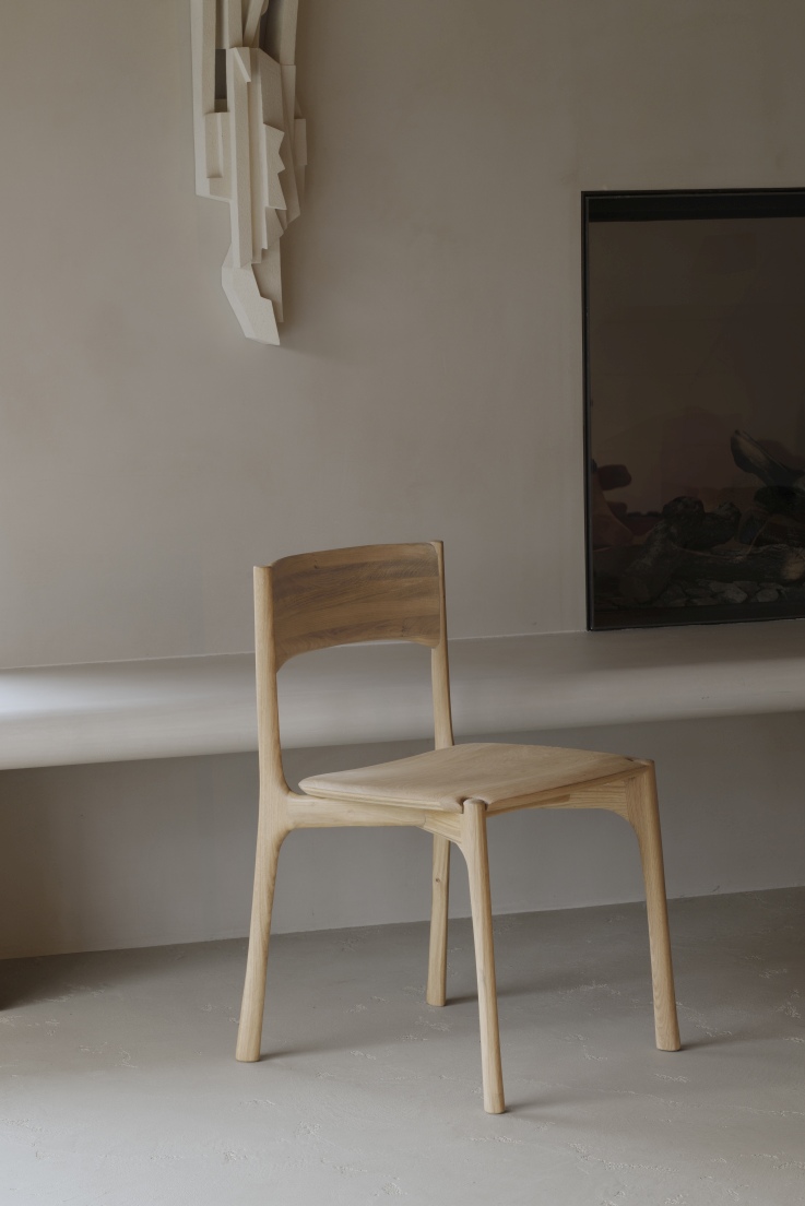 Ethnicraft PI Dining Chair: Moderner Holzstuhl ohne Armlehne im minimalistischen Design.