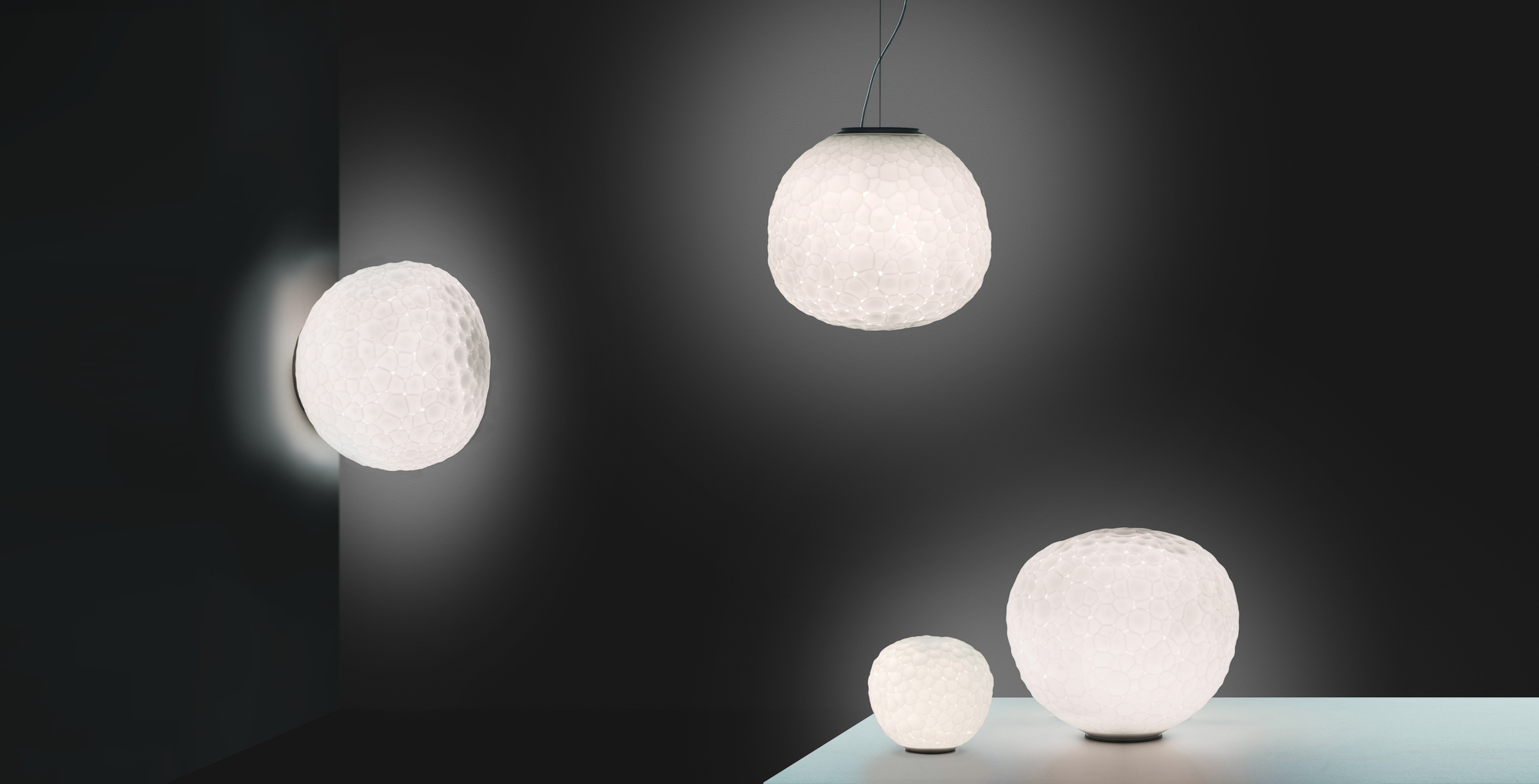 Nahaufnahme der Artemide Meteorite Tischleuchte, Wandleuchte und Pendelleuchte mit strukturiertem, kugelförmigem Diffusor.