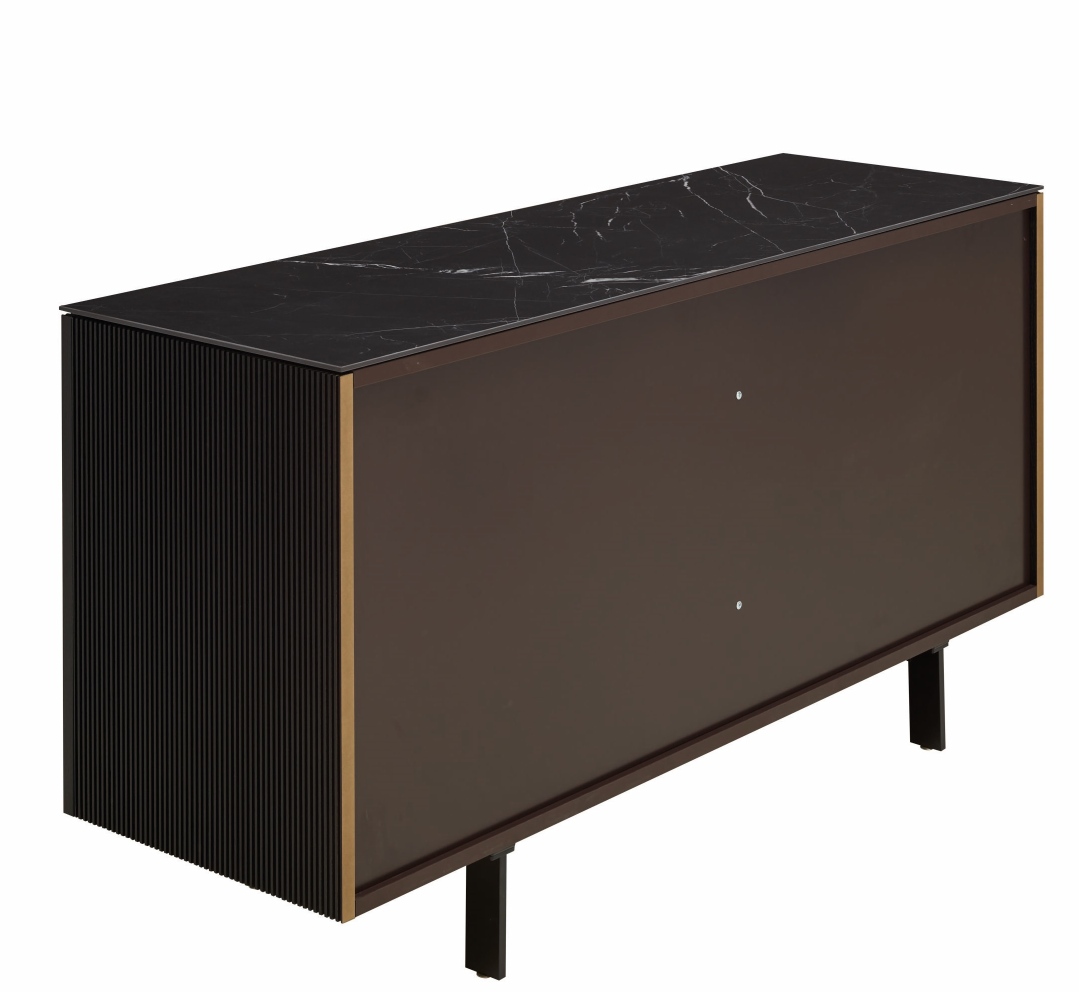 Selvans Sideboard von ligne roset mit schwarzer Marmorplatte und braunen Fronten. Modernes Design.