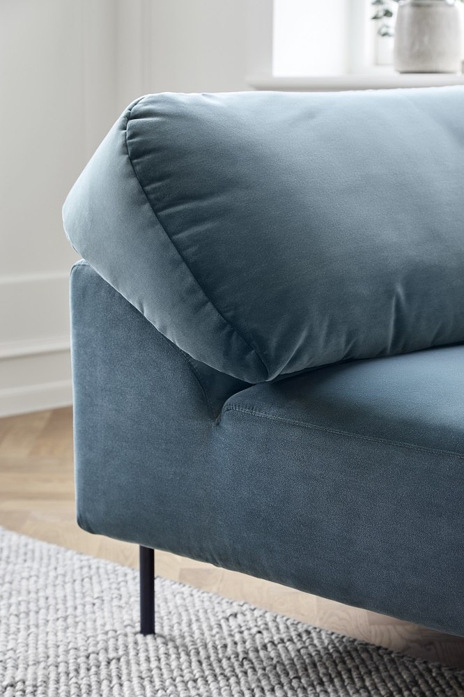 Detailaufnahme: Collar Sofa von Woud, blauer 3-Sitzer mit weichen Kissen und schwarzen Füßen.