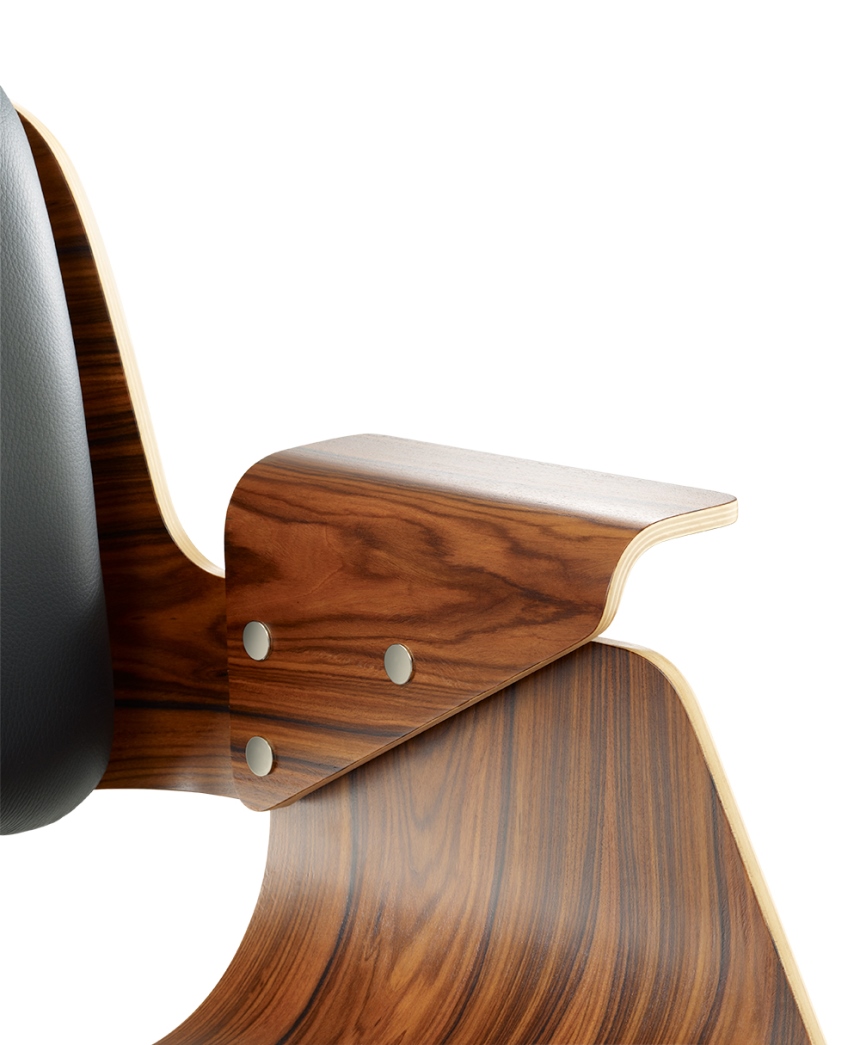 Detailansicht: Armlehne und Holzstruktur des D49 Leder Schreibtischstuhls von Tecta. Bürostuhl mit hochwertigen Materialien.