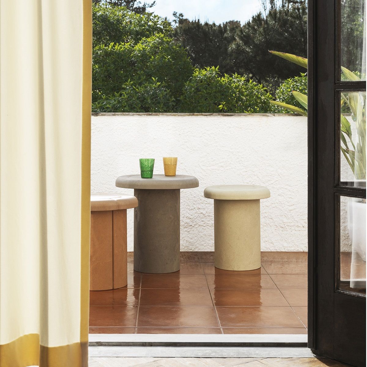 Drei Alder Stool Hocker von Mater in verschiedenen Farben, geeignet für drinnen und draußen.