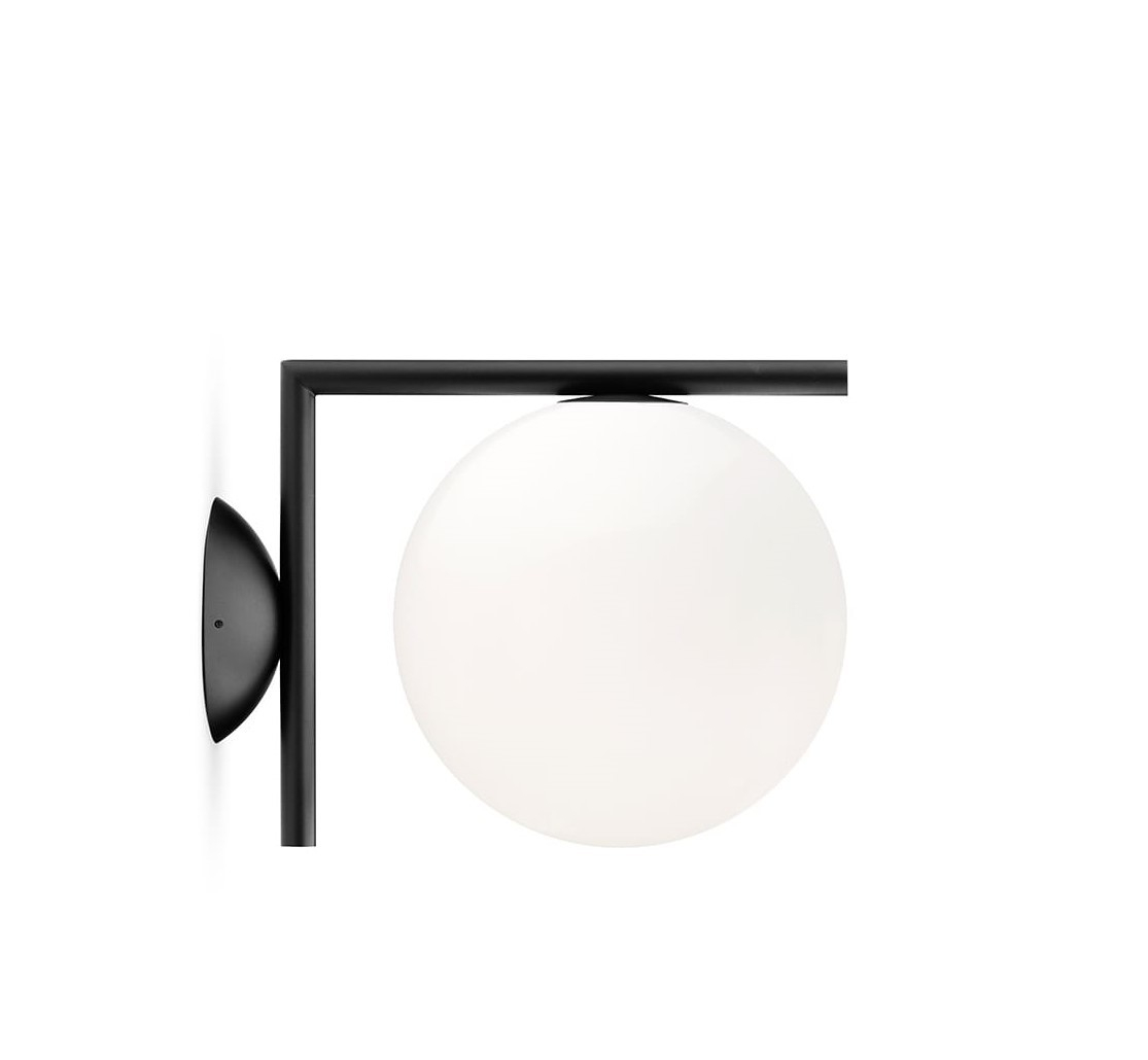IC Lights Wandleuchte von Flos: Moderne Wandlampe mit schwarzem Gestell und weißem Opalglas-Diffusor.