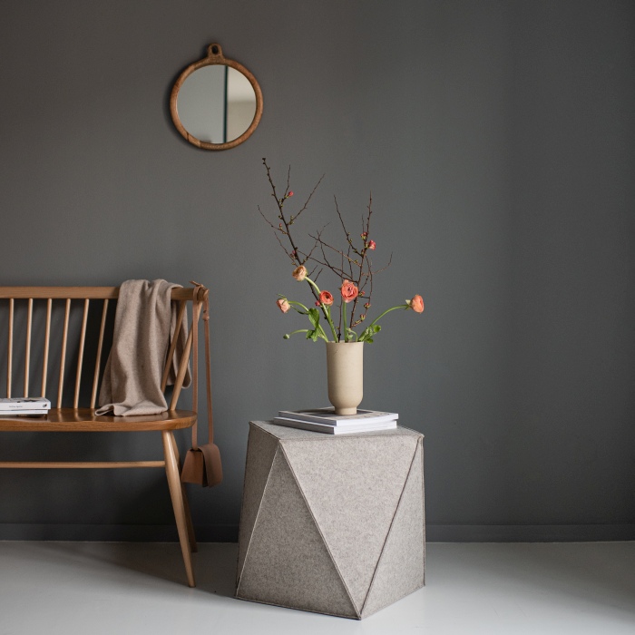 Brilli Sitzmöbel von Hey Sign: Moderner, grauer Filzhocker als Beistelltisch mit Blumen und Deko.