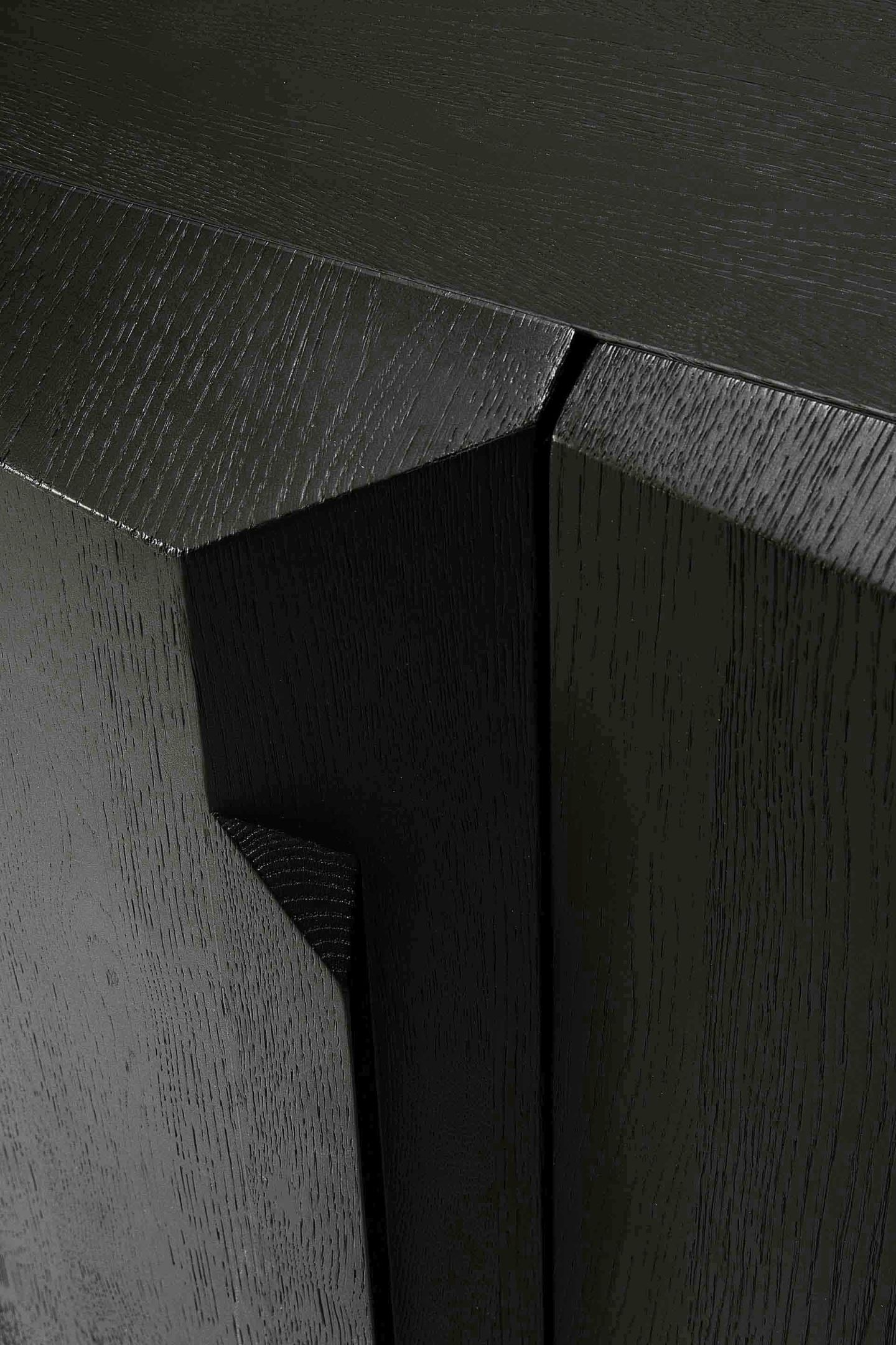 Detailaufnahme der schwarzen Stairs Anrichte von Ethnicraft aus lackierter Eiche.