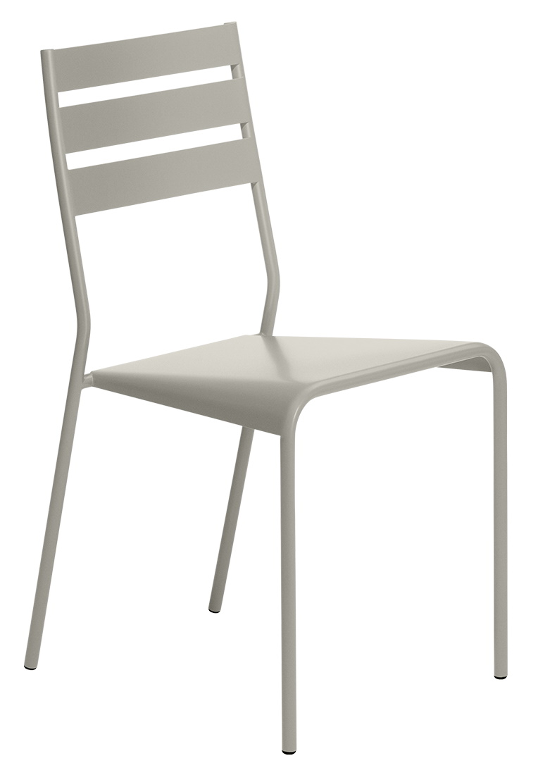 Facto Stuhl von Fermob, ein moderner Outdoor-Stuhl aus Metall in Grau, Seitenansicht.