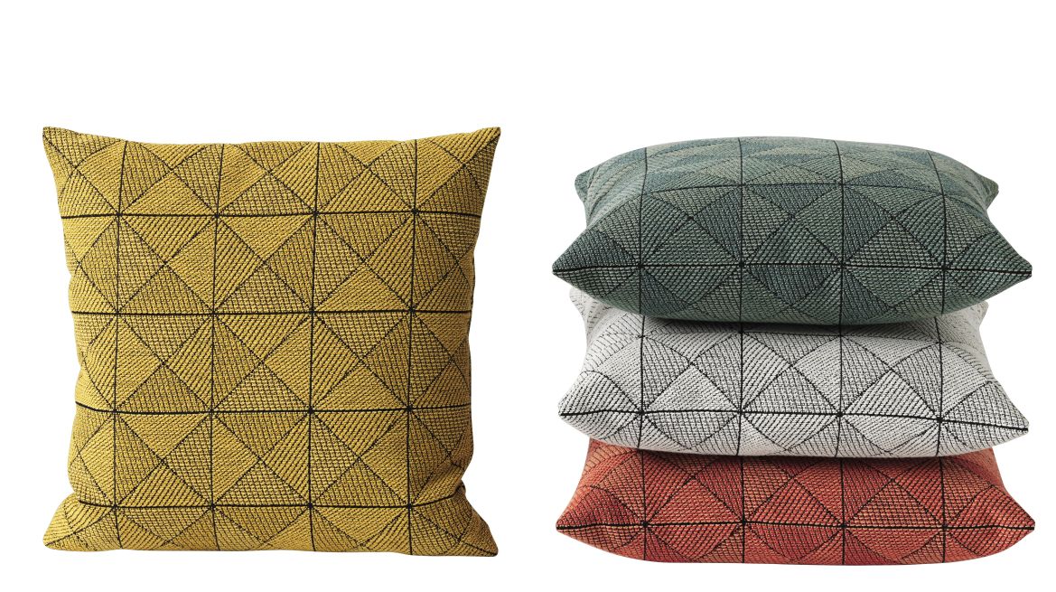 Muuto Tile Cushion Kissen 45x45 cm in Gelb, Grau, Weiß und Rot gestapelt. Dekokissen mit geometrischem Muster.