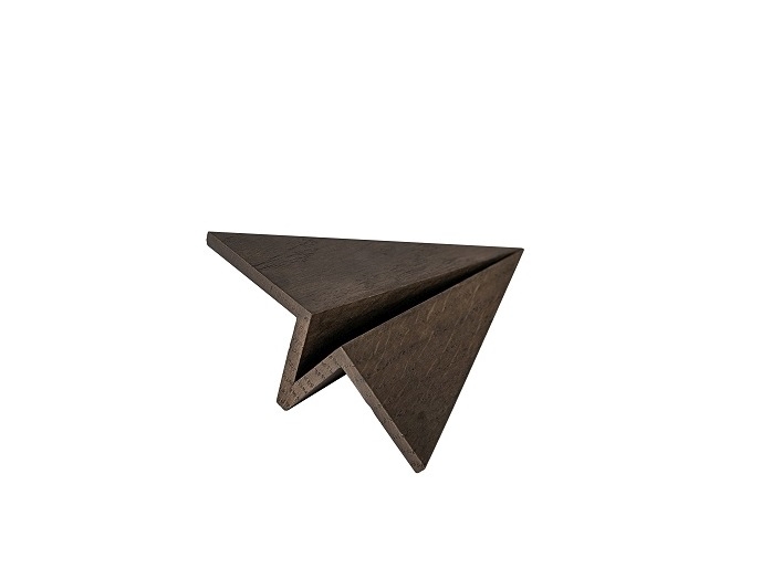 Maverick Paperplane Holzfigur: Detailaufnahme des dunklen Holz-Papierfliegers, handgefertigtes Deko-Objekt für Kinderzimmer.