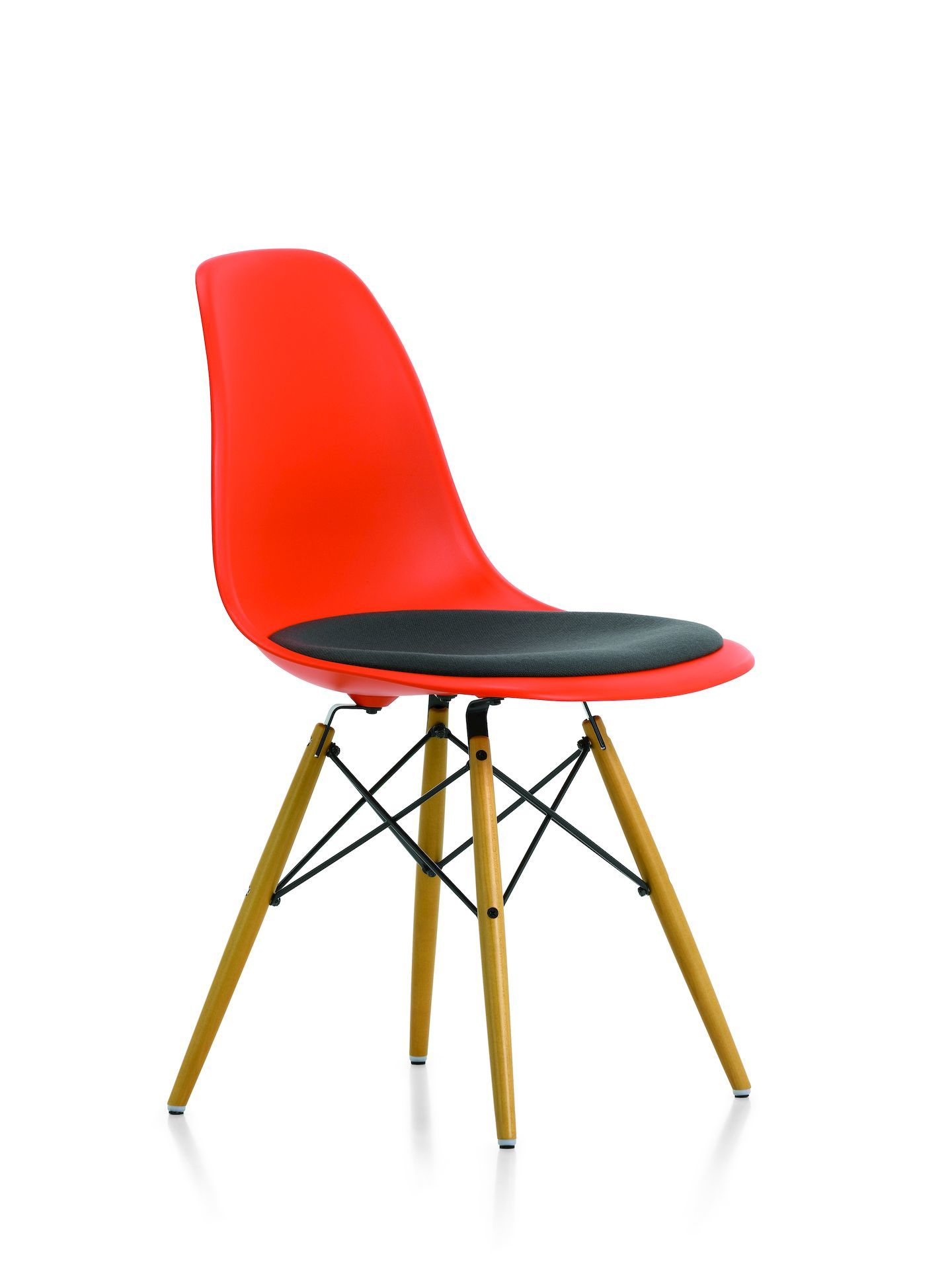 Eames DSW Stuhl in Rot mit Ahorn-Beinen und grauem Sitzpolster, Vitra Designklassiker.
