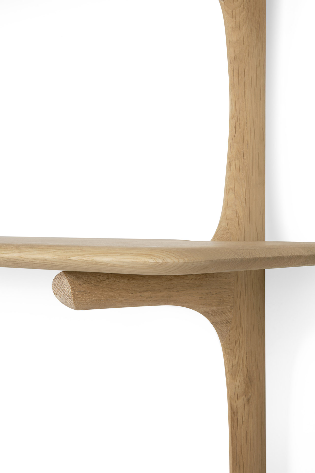 Nahaufnahme des Ethnicraft PI Wandregals aus hellem Holz, modernes Design.