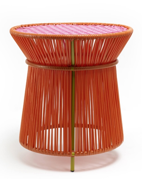 Caribe Beistelltisch Outdoor in Orange und Rosa: Moderner Gartentisch aus geflochtenem Kunststoff.