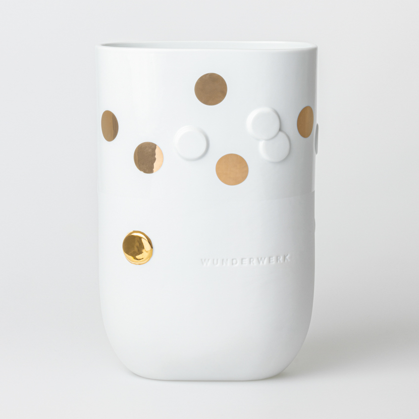 Weiße Vase mit goldenen Punkten und erhabenen Kreisen, modernes Design für Blumen und Dekoration.