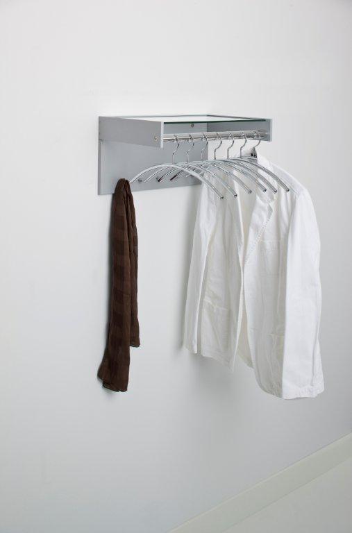 Hangon Wandgarderobe: Graue Wandgarderobe mit Kleiderbügeln, Jacke und Schal. Praktische Garderobenlösung für Flur und Büro.