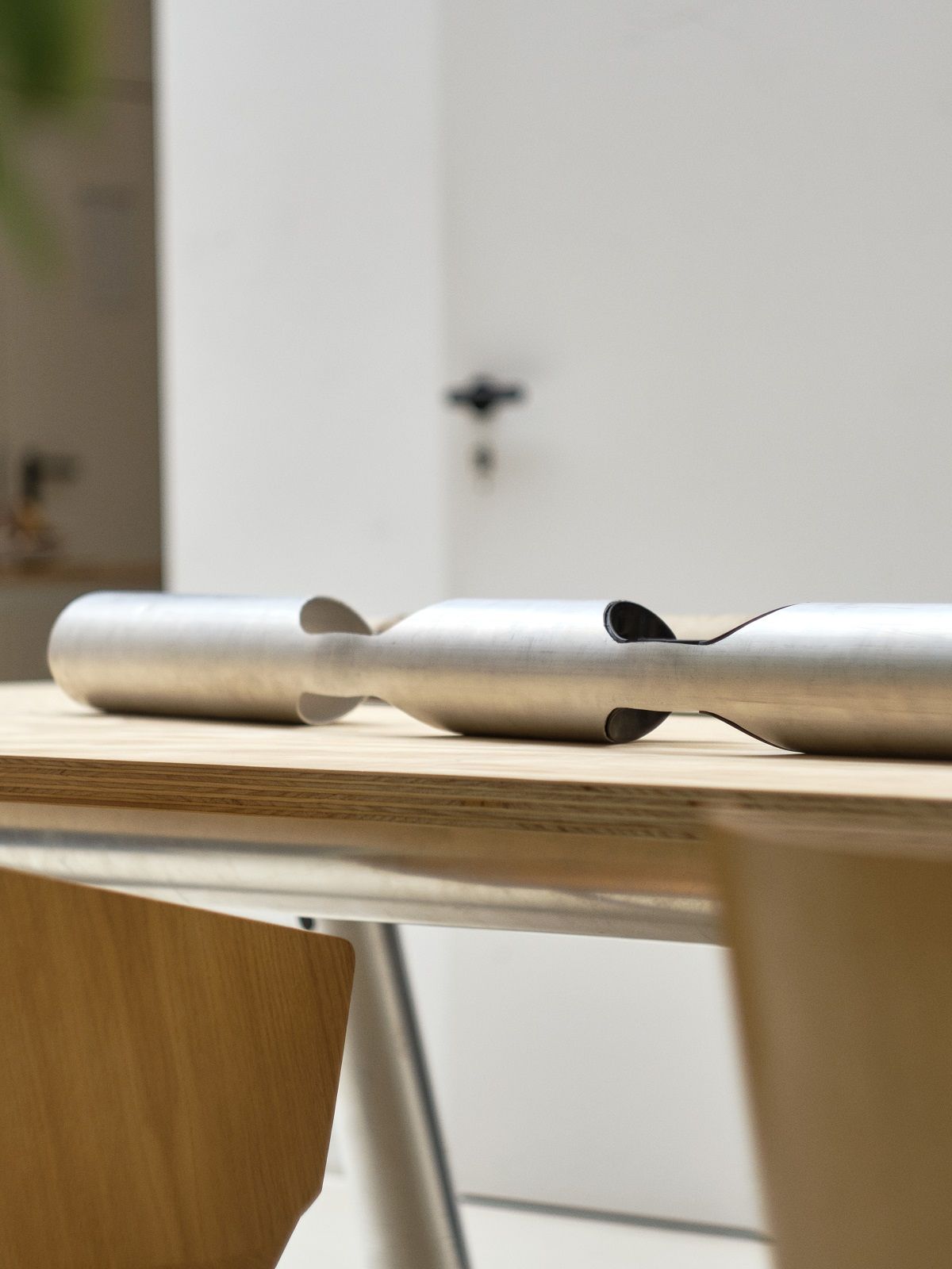 Detailansicht des Hay Boa Table Tisches mit Aluminiumgestell und Holztischplatte.