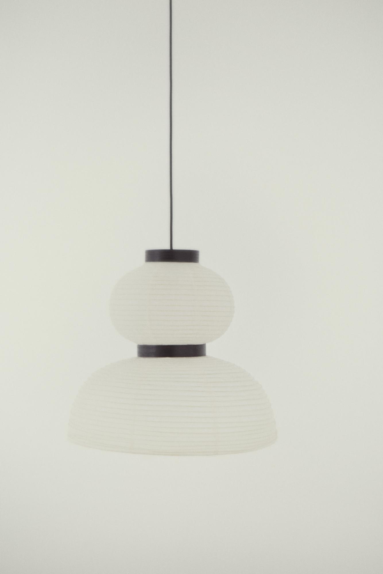Formakami Hängeleuchte von AndTradition: Weiße Papierlampe mit zwei Segmenten und schwarzem Akzent.