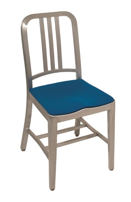 Navy Chair mit blauer Filz Sitzauflage für bequemes Sitzen. Stuhlauflage aus Filz.